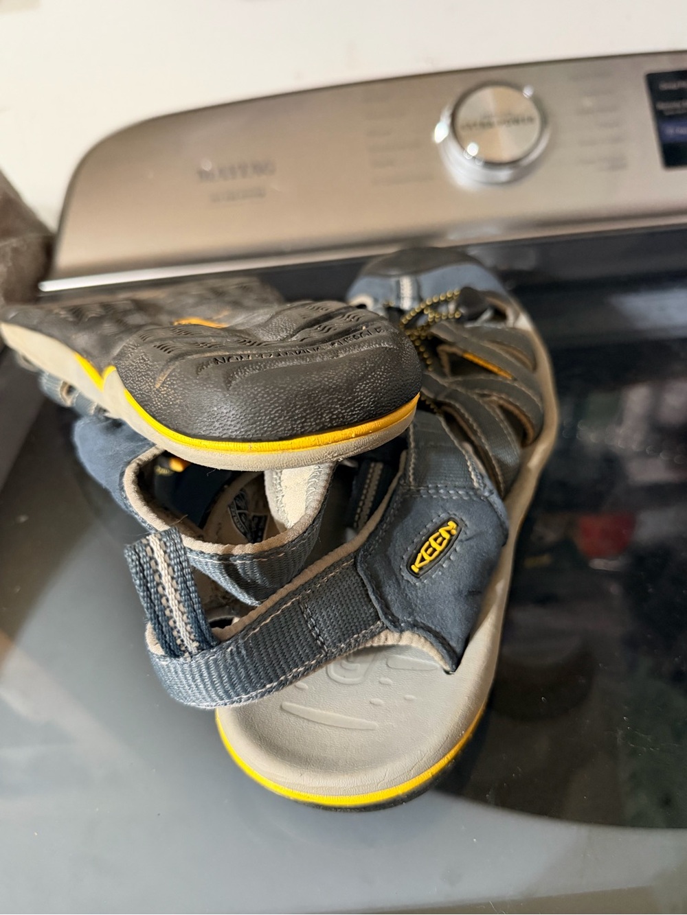 KEEN mens 8.5 Gray Waterproof Closed Toe Hiking Water Sport Sandals